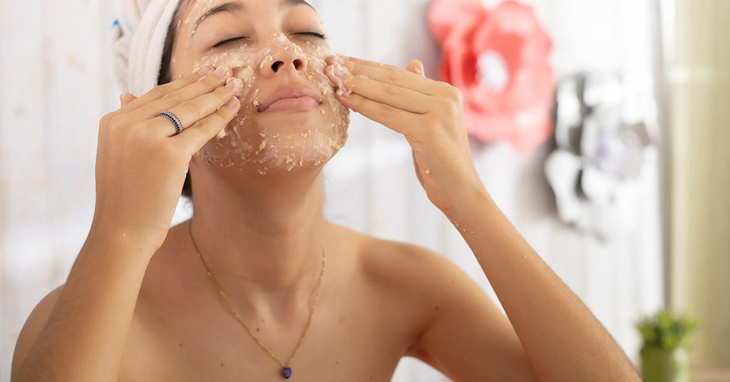 Imagen de mujer con mascarilla de avena y miel 