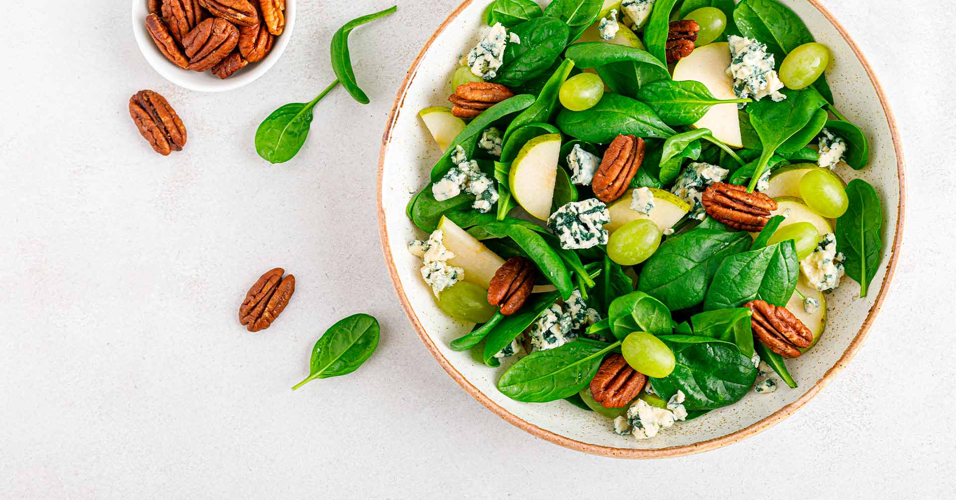 Ensalada con uvas, queso y granola