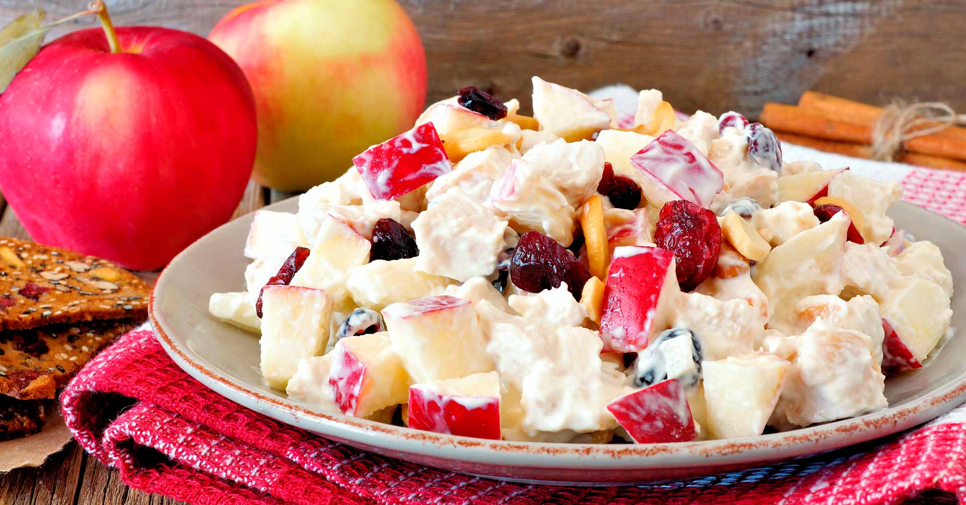 Ensalada navideña de manzana con granola