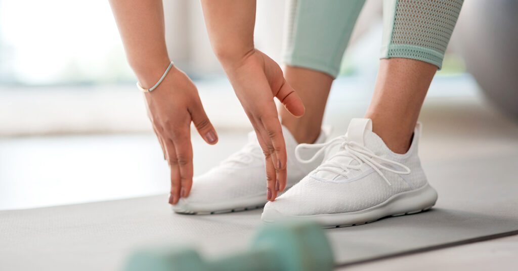 Imagen mujer haciendo ejercicios de flexibilidad para mejorar la movilidad 