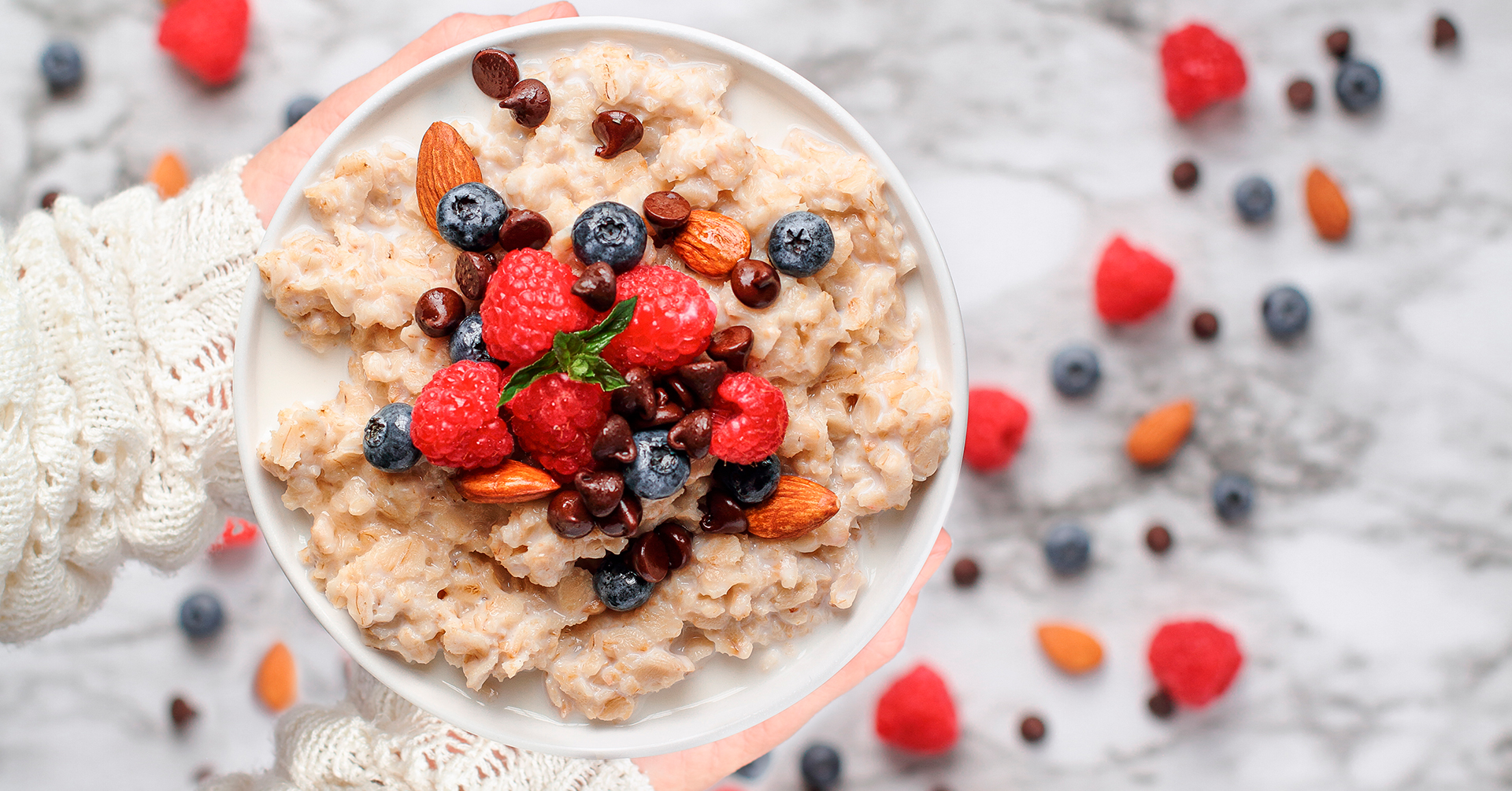 Bowl de avena con fruta saludable