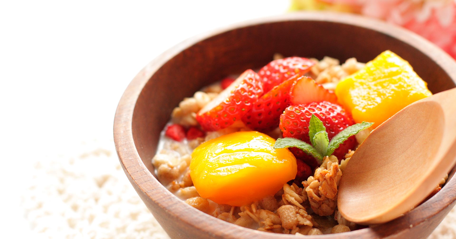 Bowl de fresas, plátano y mango