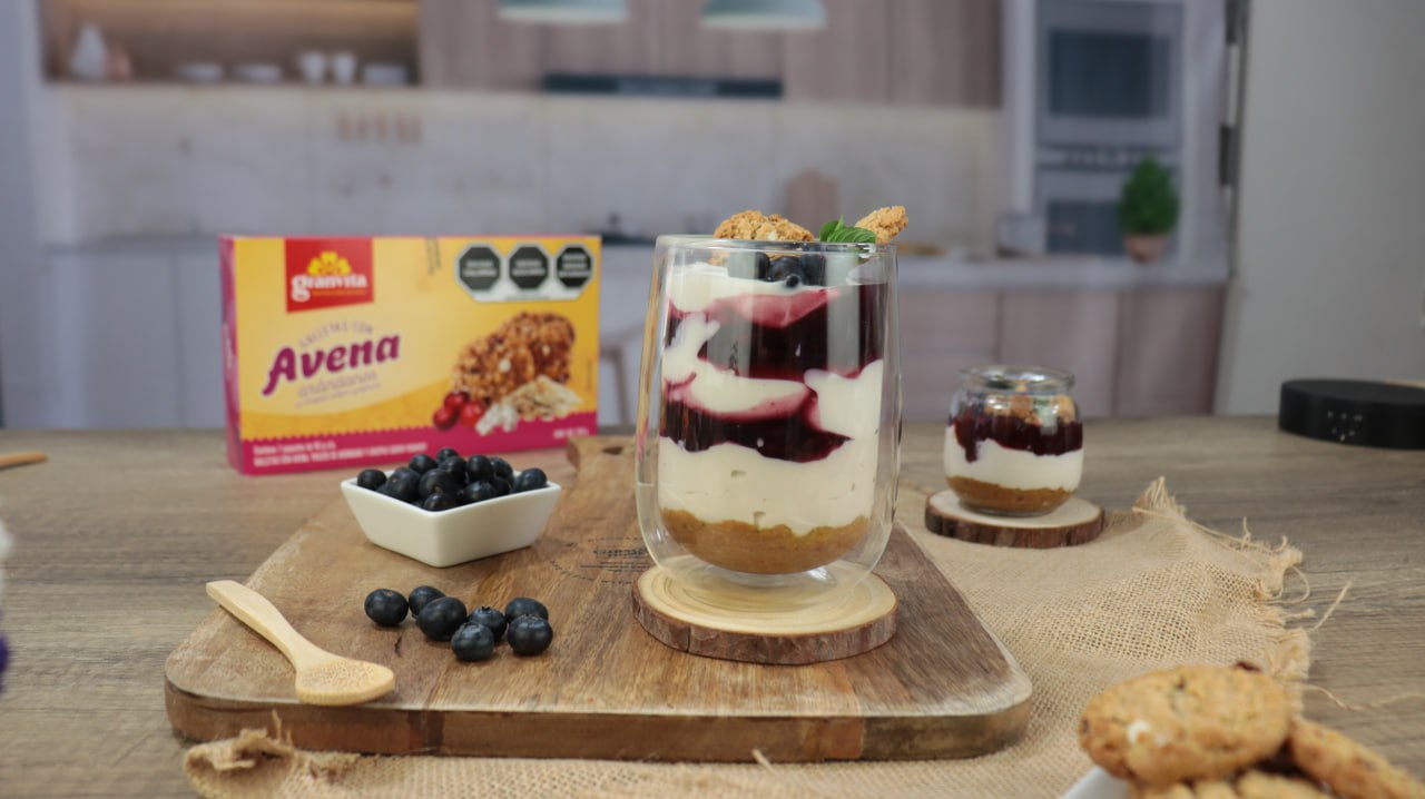 Carlota de yoghurt y mora azul