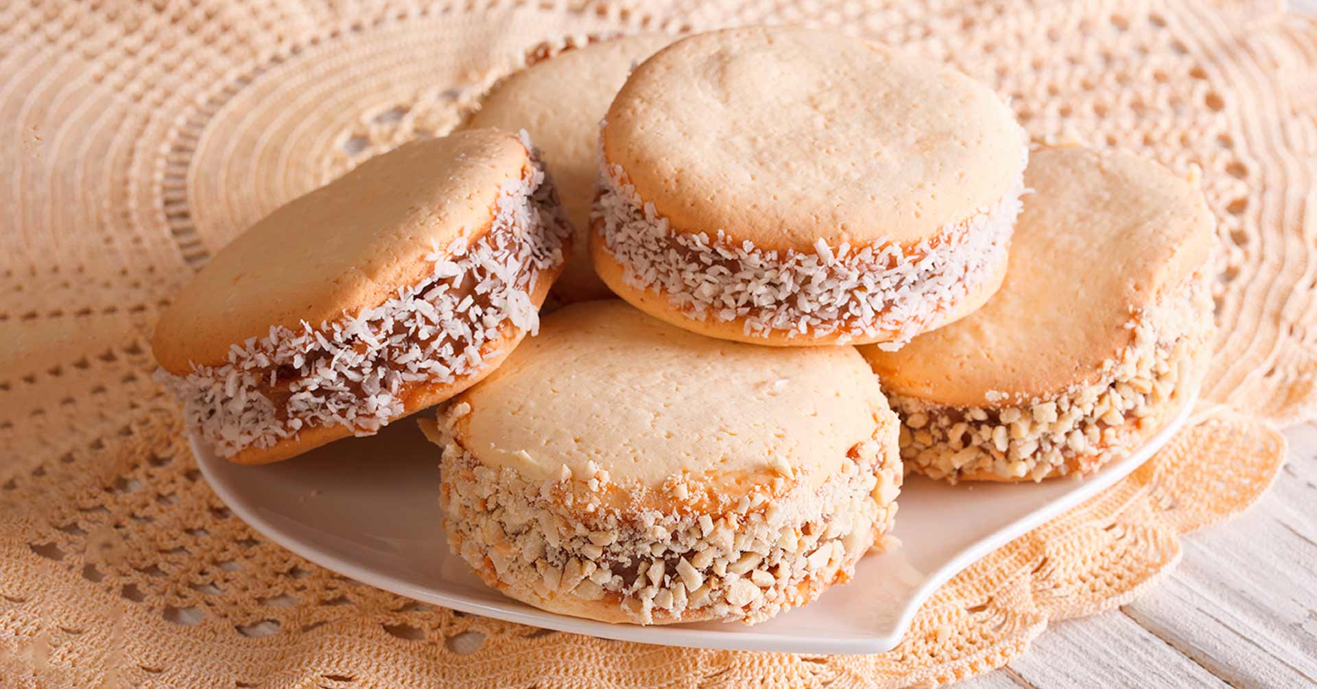 Alfajor helado de banana split con avena sin horno
